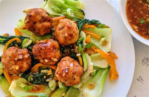  Zhangzhou Fish Balls w Pikantnym Sosie: Czy Znasz Już Ten Wybuch Smaków Azjatyckiej Kuchni?